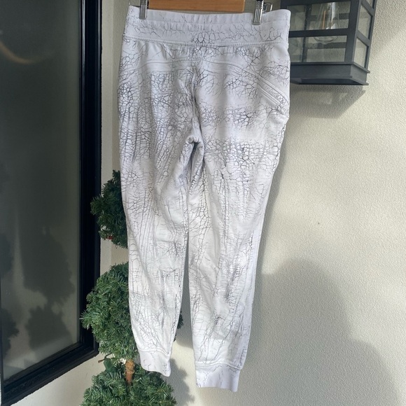 Lululemon Warm Down 7/8 Length Joggers Size 8 Thread Dye Rover White & Black - Picture 2 of 4